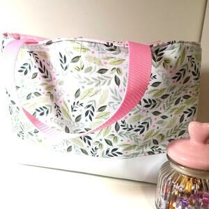 LARGE SPRING STAND ALONE TOTE / WIPEABLE BOTTOM / GREEN FAUNA